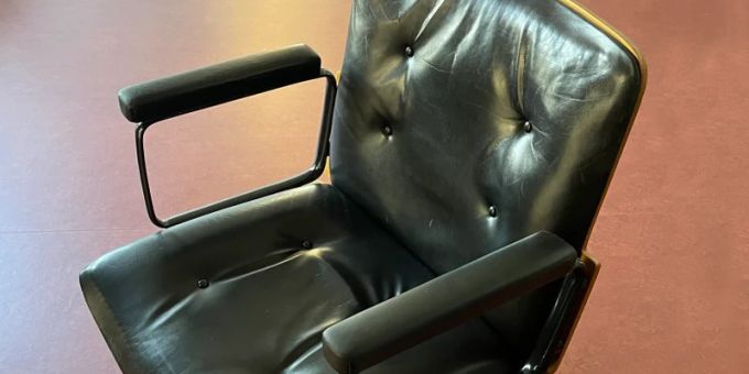 Die Designer-Freischwinger sind für 20 Franken erhältlich. Designer-Freischwinge