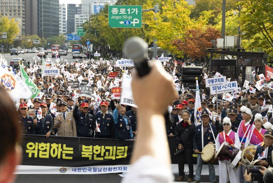 Menschen demonstrieren in der südkoreanischen Hauptstadt Seoul gegen die Entsendung nordkoreanischer Truppen nach Russland.