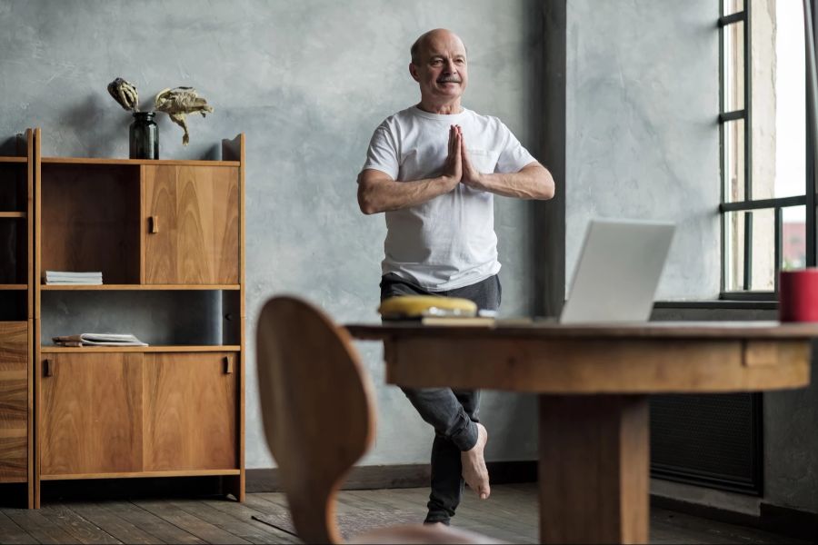 Mann, Yoga, Büro