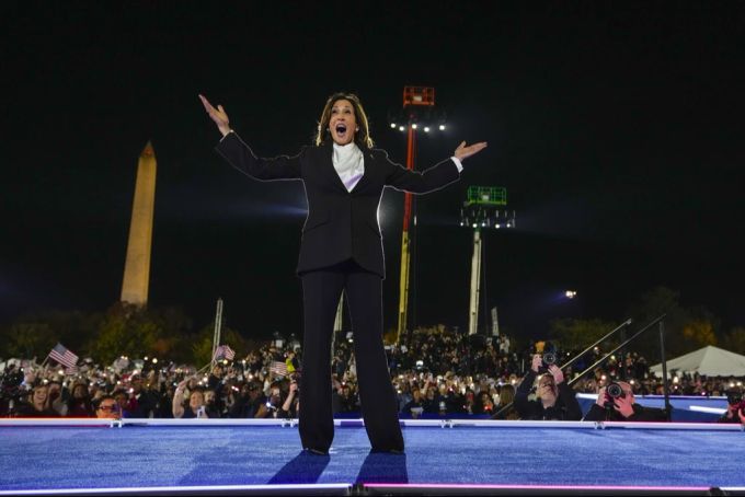 Kamala Harris reagiert aufs Publikum, bevor sie an der Wahlkampfveranstaltung vor dem Weissen Haus spricht, am 29. Oktober 2024. Kamala Harris US-Wahlen