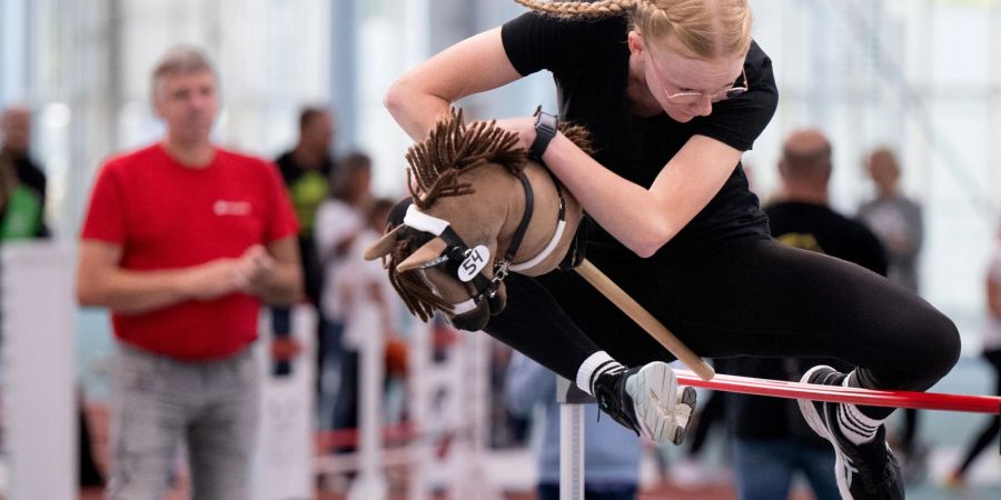 Beim Hobby-Horsing braucht es Ausdauer - die Sportart kommt aus Finnland. (Archivbild)