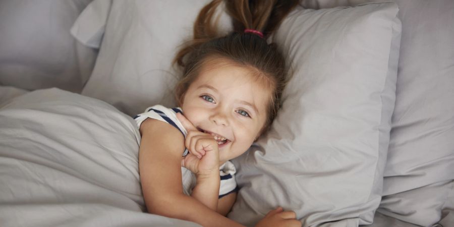 mädchen liegt im bett