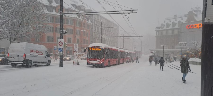 «Die Auswirkungen des gestrigen Schneefalls sind wirklich einzigartig», sagt Bernmobil-Mediensprecher Rolf Meyer.