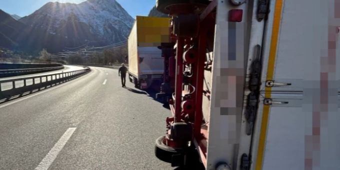 Erstfeld UR: Anhänger auf A2 umgekippt. Erstfeld UR