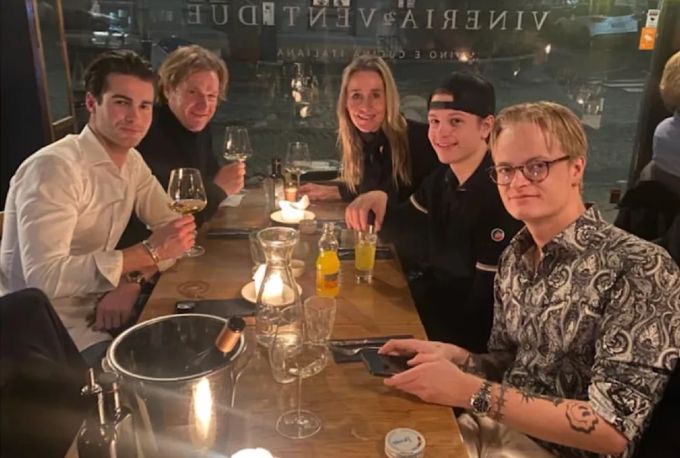Marius (rechts) mit seinem Vater (oben links) und einigen Freunden beim Abendessen. Morten Borg