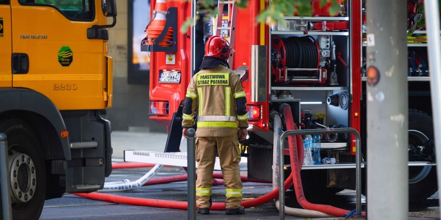 Polnische Rettungskräfte und Feuerwehrleute im Einsatz in Posen (Poznan). Beim Brand eines Wohnhauses kamen zwei Retter ums Leben. (Foto aktuell)