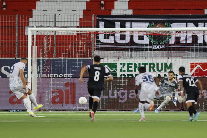 Edin Dzeko bezwingt Lugano-Keeper Saipi vom Punkt. FC Lugano Champions League