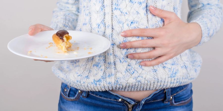 Essen, Sättigung, Teller, Hand auf Bauch