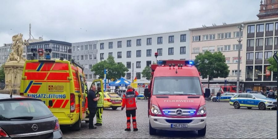 Zur Zahl der Verletzten und zur Schwere der Verletzungen machte die Polizei zunächst keine weiteren Angaben.