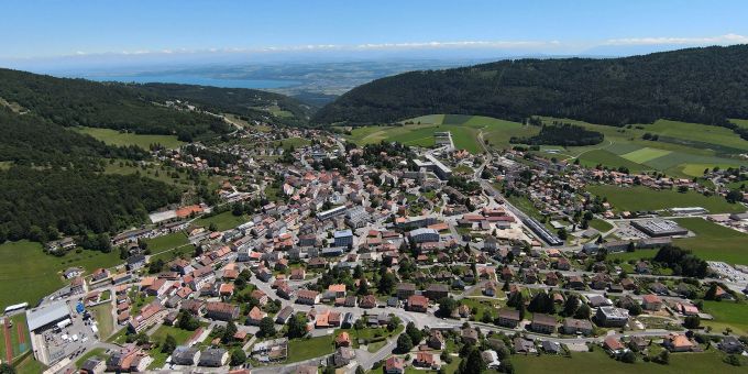 In Sainte-Croix hat Kunstmechanik Tradition. Luftaufnahme Dorf Panorama Schweiz