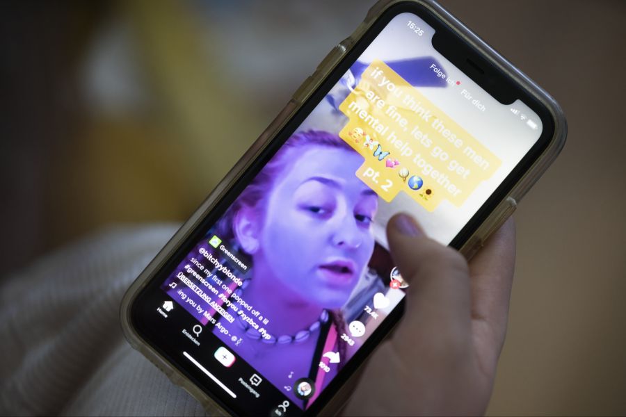 Der politische Erstkontakt vieler Jugendlicher findet heutzutage im Netz statt. (Symbolbild)