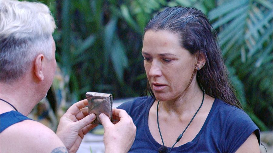 Er erklärt Simone, dass er seine Oropax für sie abgibt – und sie die Kette zurückbekommt!