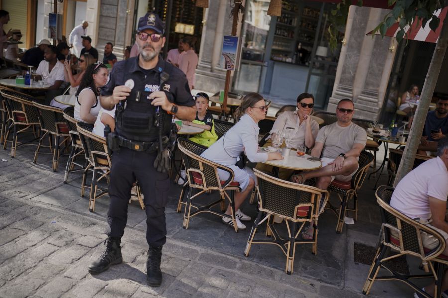 Besucher eines nahen Cafés hörten sie und riefen die Polizei.