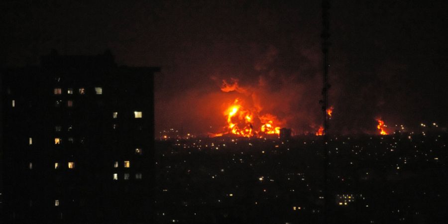 dpatopbilder - Flammen steigen aus einem Öllager südlich der Hauptstadt auf, als die Stadt während der amerikanisch-israelischen Militärkampagne getroffen wird. Foto: Vahid Salemi/A...