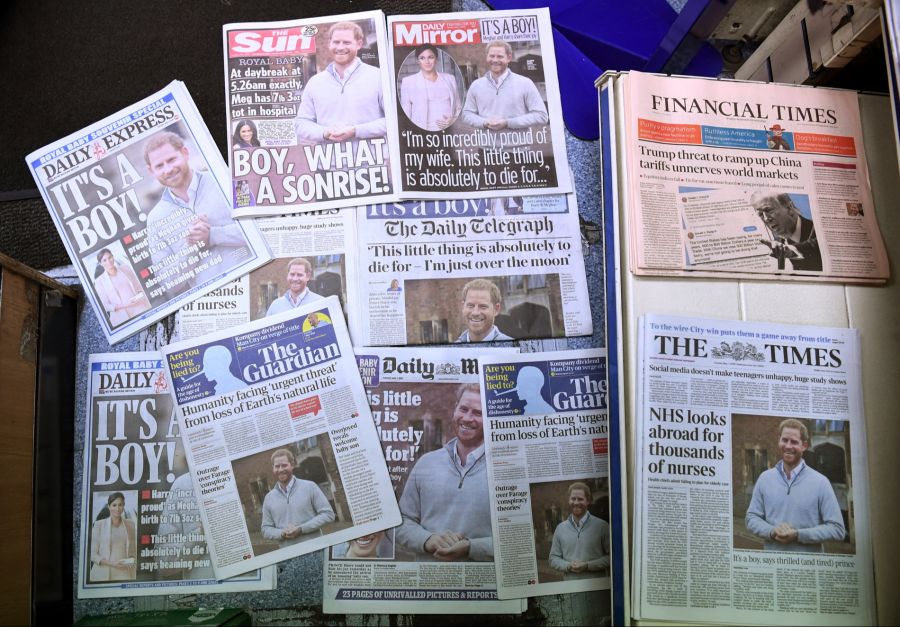 Eine Journalistin hingegen sagt vor Gericht nun, sie sei mit ihm befreundet gewesen und habe mit ihm gefeiert.