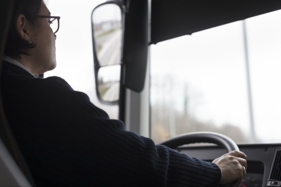 Der betroffene Bus wurde inzwischen nachgerüstet. Jettes Arbeitgeber hält dennoch an der Kündigung fest.