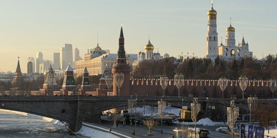 ARCHIV - Der Kreml (r) und das Wolkenkratzerviertel Moskwa City (hinten) erstrahlen am eisbedeckten Fluss Moskwa in der Nachmittagssonne. Foto: Ulf Mauder/dpa (Archivbild)