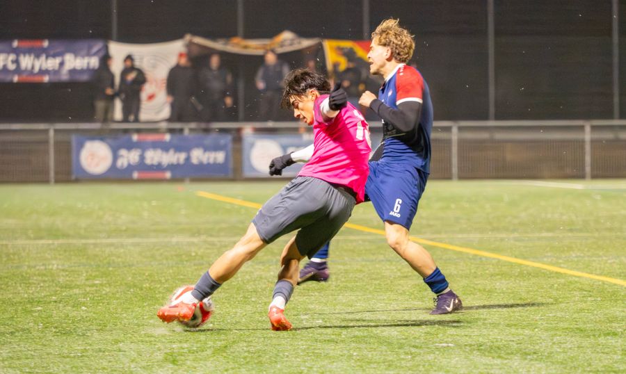 Das Spiel FC Wyler Bern gegen den FC Frutigen wird bei garstigen Bedingungen angepfiffen.