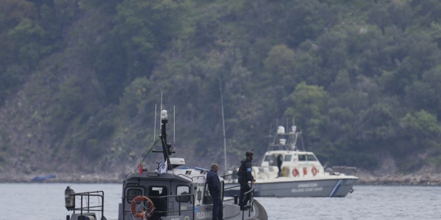 ARCHIV - Frontex (im Vordergrund) und Schiffe der griechischen Küstenwache beteiligen sich an einer Such- und Rettungsaktion nach dem Kentern eines Bootes mit Migranten vor der Küste ...