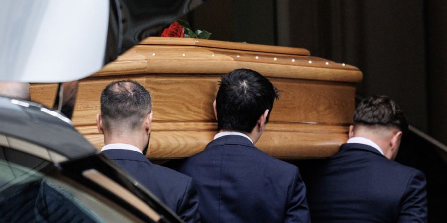 Der Sarg mit den Überresten des Modeschöpfers Valentino Garavani wird in die Grabkapelle getragen. Foto: Francesco Fotia/AGF via ZUMA Press/dpa