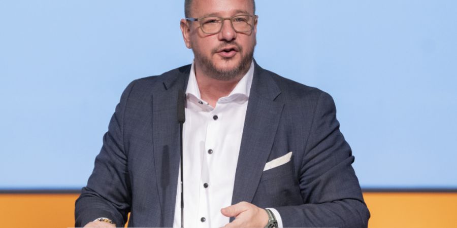 Mitte-Präsident Philipp Matthias Bregy eröffnet die Delegiertenversammlung in der Chollerhalle in Zug.