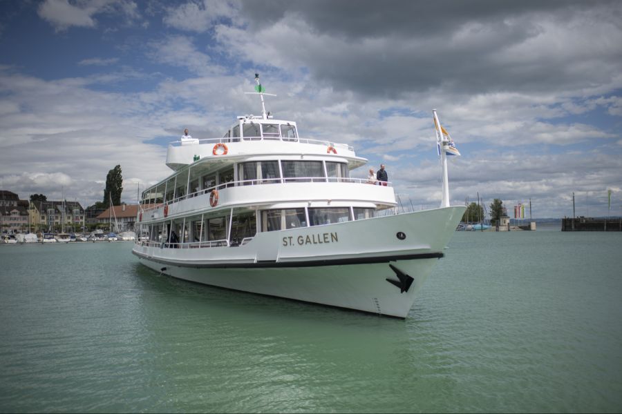 Auf der anderen Seite: Die schweizerischen Bodensee-Schifffahrt (SBS).