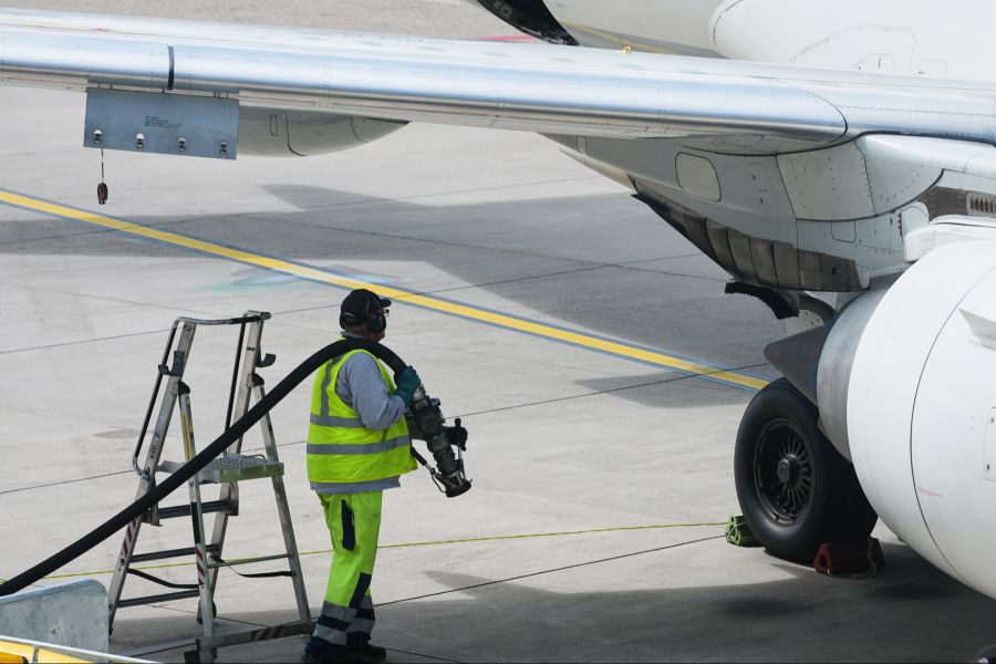 Einige Airlines haben wegen der daraus resultierenden Kerosin-Knappheit Flüge gestrichen.
