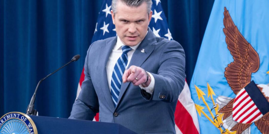 ARCHIV - US-Verteidigungsminister Pete Hegseth im Pentagon. Foto: Kevin Wolf/FR33460 AP/dpa/Archivbild