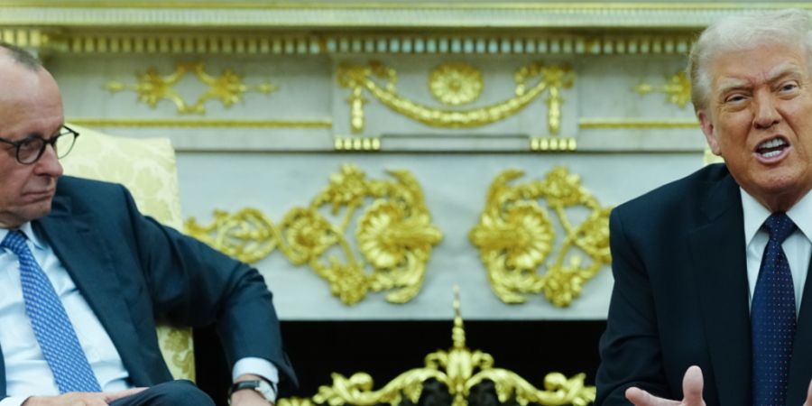 ARCHIV - US-Präsident Donald Trump (r) empfängt Bundeskanzler Friedrich Merz (CDU) im Weißen Haus. Themen sind der Krieg im Iran, der Zollstreit zwischen der EU und den USA gehen, de...