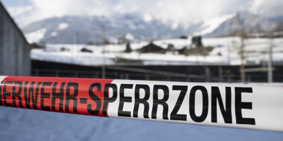 Wegen der Schneeverhältnisse mussten die Einsatzkräfte der Feuerwehr mit der Rega ins Kiental geflogen werden. (Symbolbild)