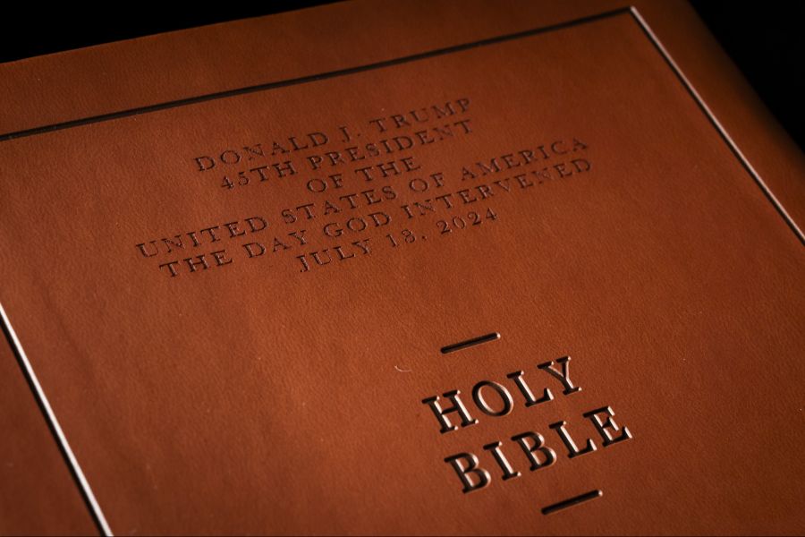 Seit 2024 kann man auch eine Trump-Bibel kaufen.