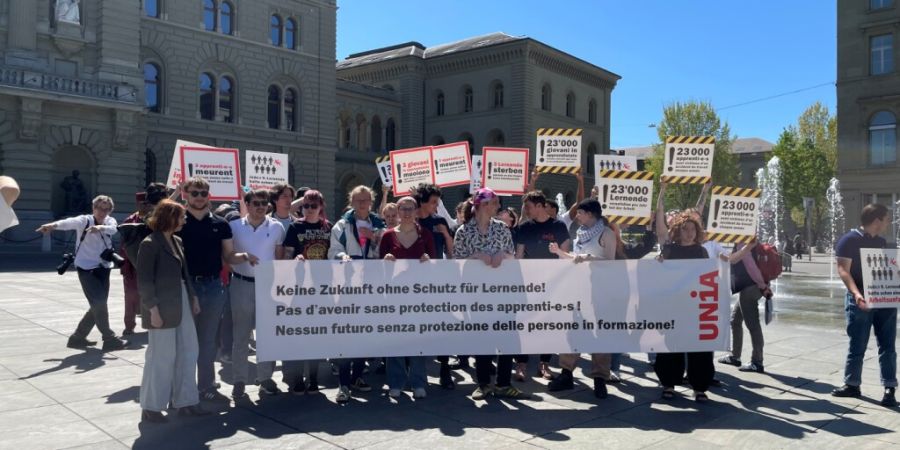 Aktivistinnen und Aktivisten der Gewerkschaft Unia und von Jugendverbänden forderten am Samstag auf dem Berner Bundesplatz einen besseren Schutz für Lernende vor Unfällen und psychis...