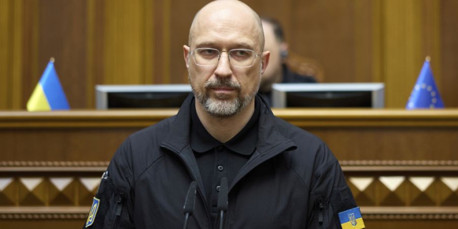 ARCHIV - Denys Schmyhal, damals Verteidigungs-, heute Energieminister, spricht im Sitzungssaal des Parlaments in Kiew. Die Ukraine wehrt sich seit mehr als drei Jahren gegen eine russis...