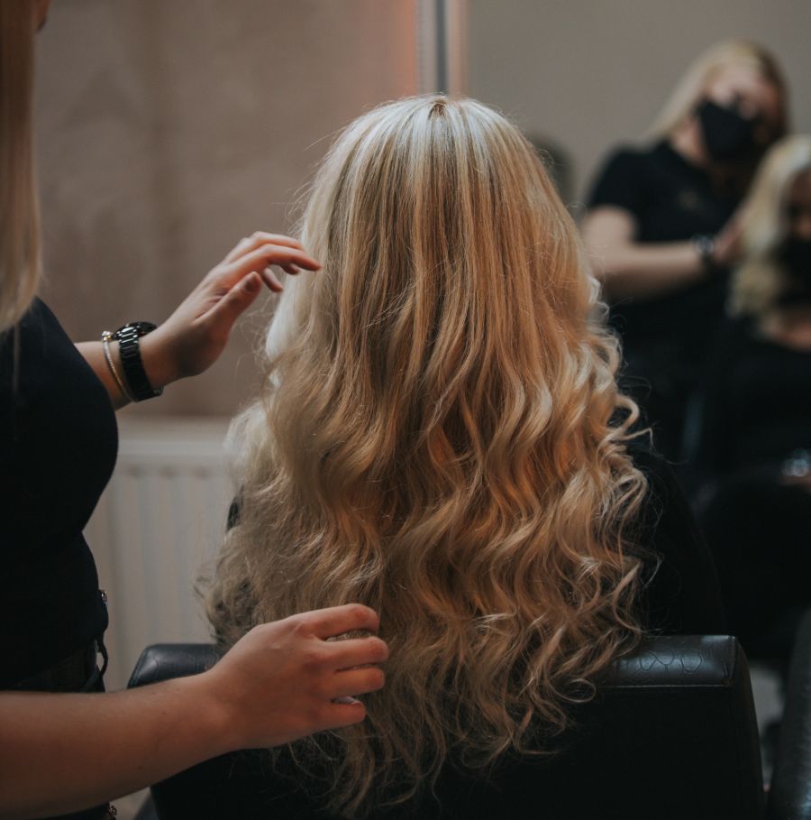 Hairstylistinnen und Hairstylisten betonen: Haarfarben sind nie wie digitale Vorlagen planbar.