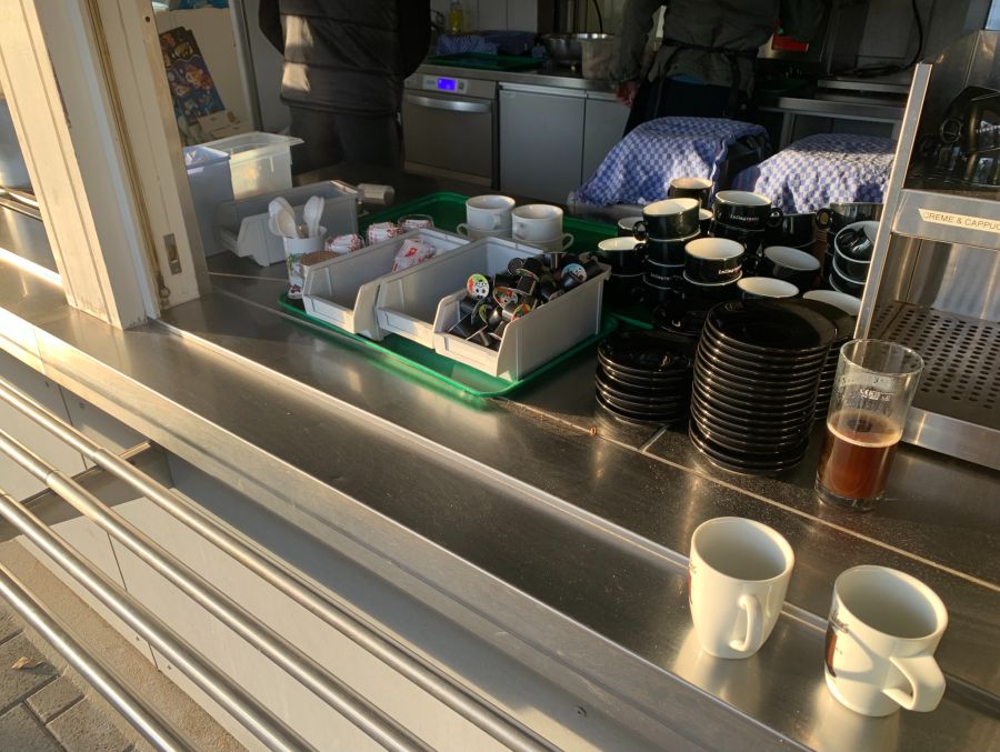 Widerwillig öffnet das Personal die Selbstbedienung wieder.