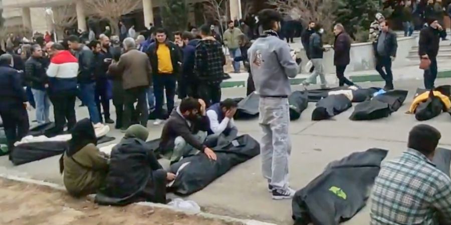 dpatopbilder - Dieses Videostandbild, das aus einem von der AP verifizierten Video stammt, zeigt Aufnahmen, die zwischen dem 9. und 11. Januar 2026 entstanden sein sollen und in den soz...