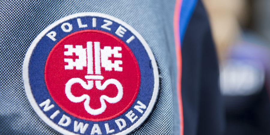 Die Kantonspolizei Nidwalden rückte am Dienstag nach einem tödlichen Autounfall in Hergiswil NW aus. (Symbolbild)