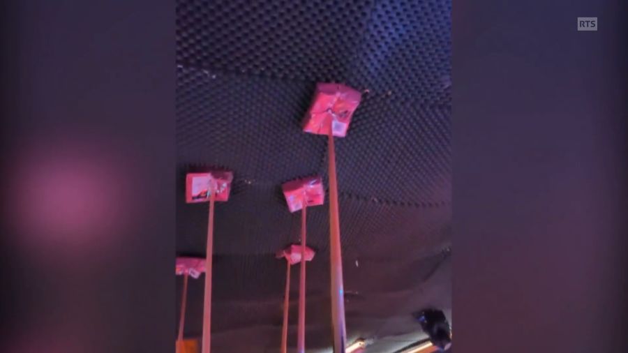 Mit Stäben, die beim Billiard-Spiel verwendet werden, wurde die Schaumstoffdecke provisorisch befestigt.