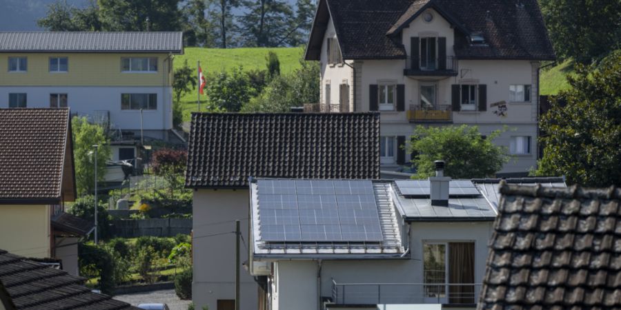 Die kantonale SVP will nicht, dass neue Gebäude im Kanton Obwalden einen Teil ihres Strombedarfs selbst decken müssen. (Symbolbild)