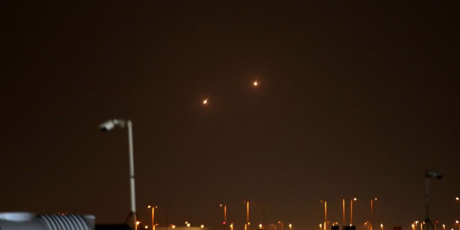 Die katarischen Streitkräfte starten Abfangraketen in den Himmel über Doha, um ankommende iranische Raketen abzufangen. Foto: Stringer/dpa