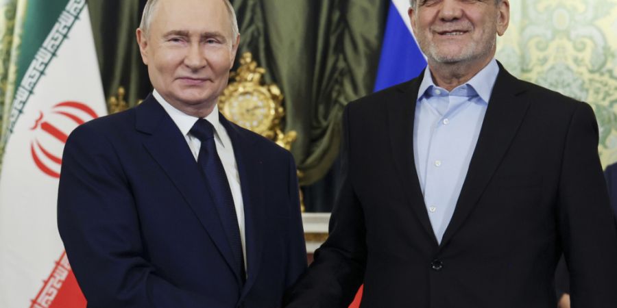 ARCHIV - Der russische Präsident Wladimir Putin (l) und der iranische Präsident Massud Peseschkian während eines Treffens im Kreml. Foto: Vyacheslav Prokofyev/Pool Sputnik Kremlin/dp...