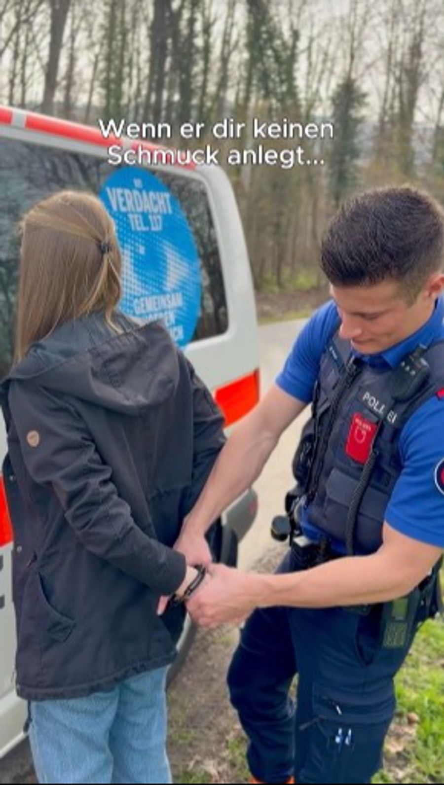 Schmuck als Handschellen – die Kapo Schwyz inszeniert eine Verhaftung als Liebesbeweis.
