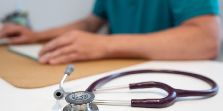 Der Berner Regierungsrat will den hausärztlichen Nachwuchs im Kanton weiter fördern. (Symbolbild)