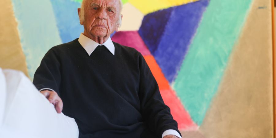 PRODUKTION - Heinz Mack, Bildhauer und Maler, sitzt in seinem Haus vor einem Gemälde. Am 8. März wird der Mitbegründer der avantgardistischen ZERO-Künstlergruppe 95 Jahre alt. Foto:...