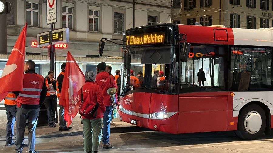 Die fahrenden Busse werden am Bahnhof in Winterthur teilweise blockiert und ausgepfiffen.