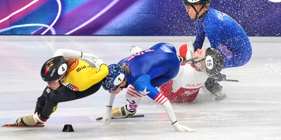 Kamila Sellier wird beim Shorttrack von einer Kufe im Gesicht getroffen.
