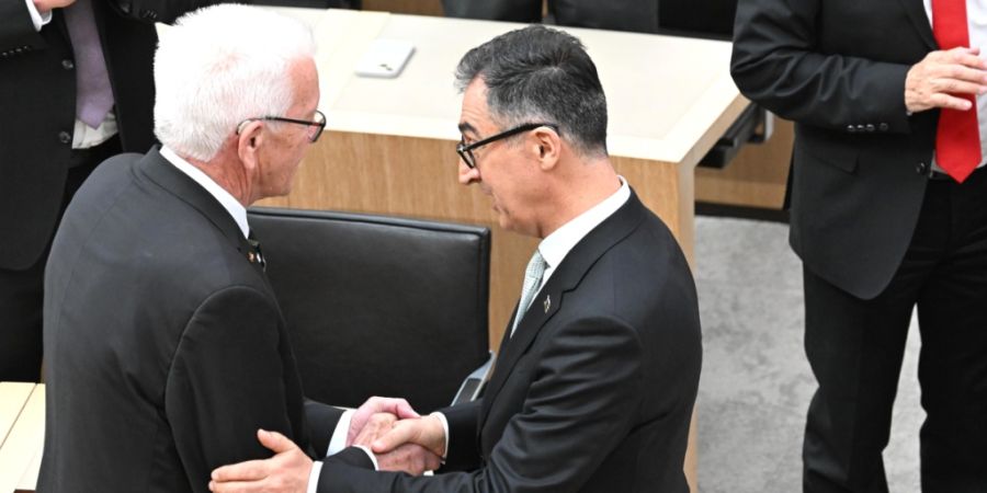 Winfried Kretschmann gratuliert seinem Nachfolger Cem Özdemir. Foto: Bernd Weißbrod/dpa