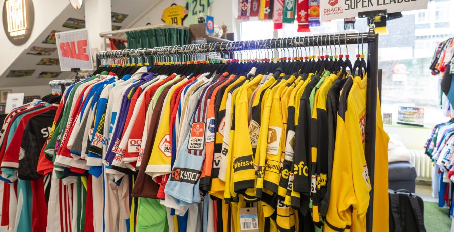 Trikots von YB sind im Berner Shop am meisten vertreten.