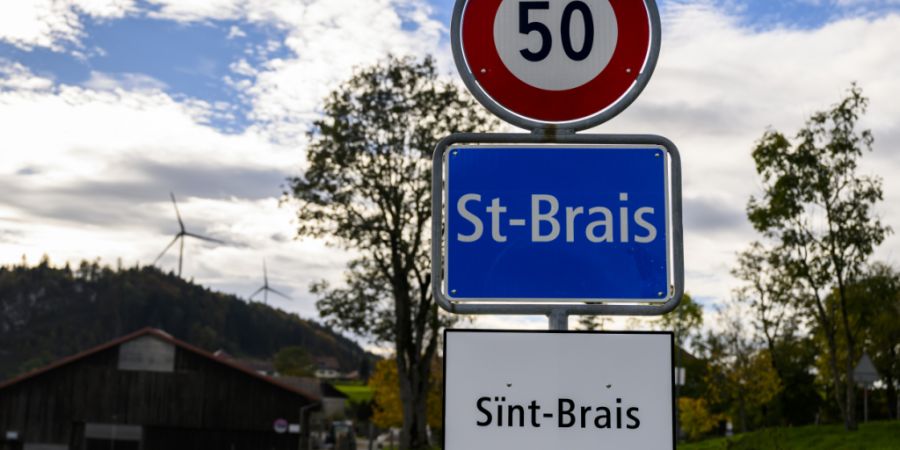 2022 hatte die jurassische Gemeinde St-Brais ihr Ortsschild in Dialekt übersetzt. (Archivbild)