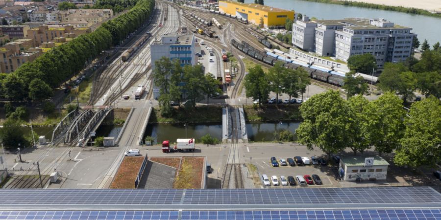 Die Regierung überprüft die Verlagerung der Hafenbahn in Kleinhüningen. Die Hafenbahn schneidet heute die angrenzenden Stadtquartiere vom Rheinbord ab. (Archivbild)